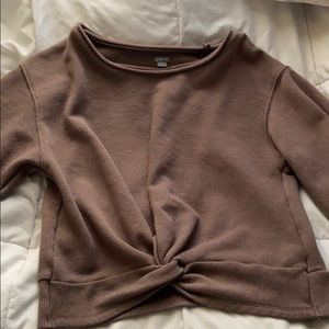 Cropped long sleeve with a twist in the front